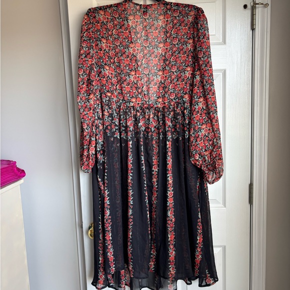 Torrid Black and Red Floral kimono - Picture 4 of 4